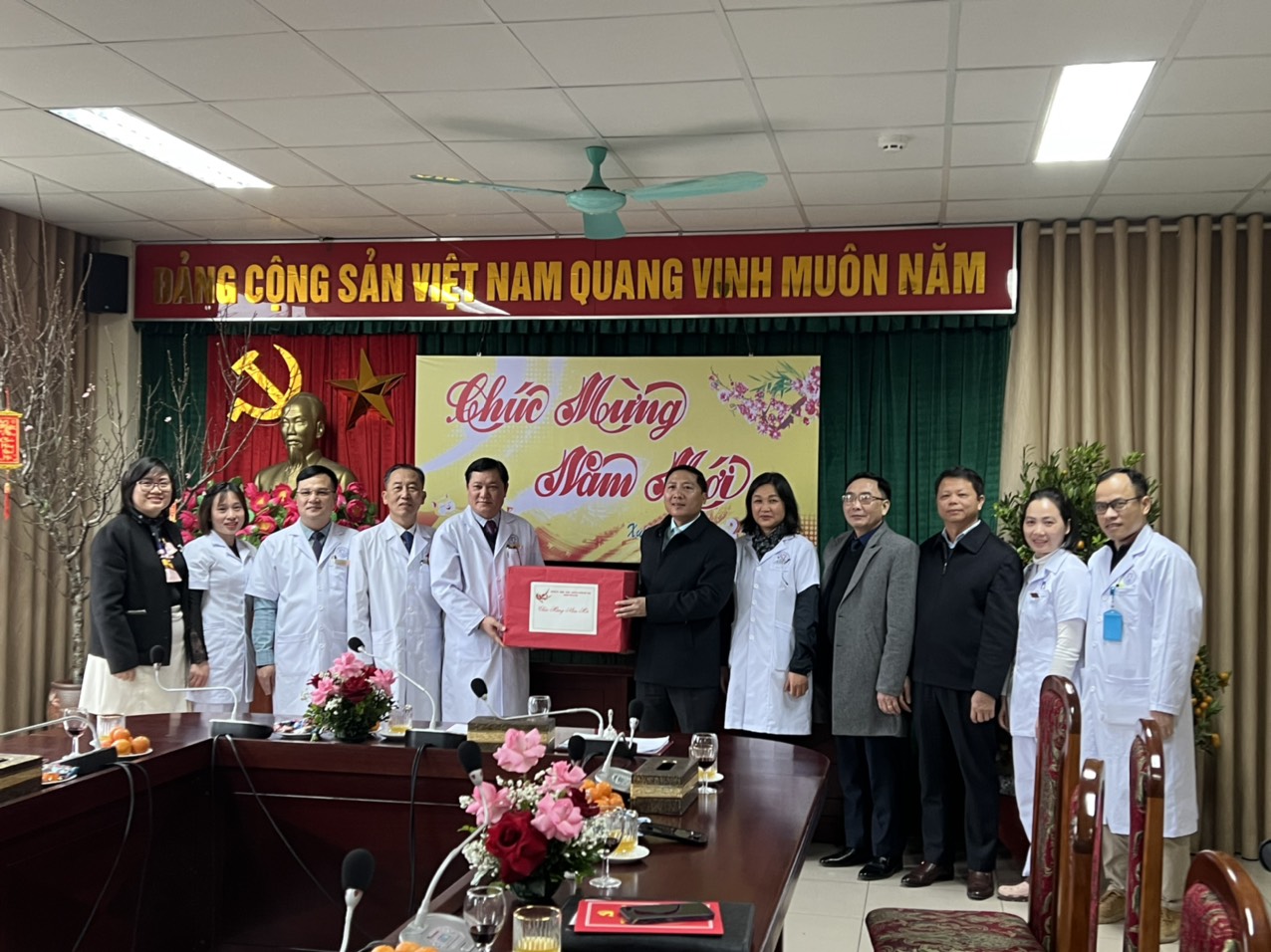 Đồng chí Bí thư huyện ủy Mê Linh chúc tết, động viên cán bộ, y bác sỹ, người lao động và tặng quà cho bệnh nhân nằm điều trị tại bệnh viện đa khoa huyện Mê Linh