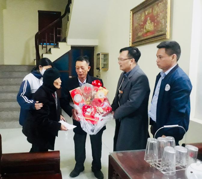 Thăm, tặng quà các gia đình Cán bộ Bệnh viện có hoàn cảnh khó khăn nhân dịp Tết Quý Mão 2023