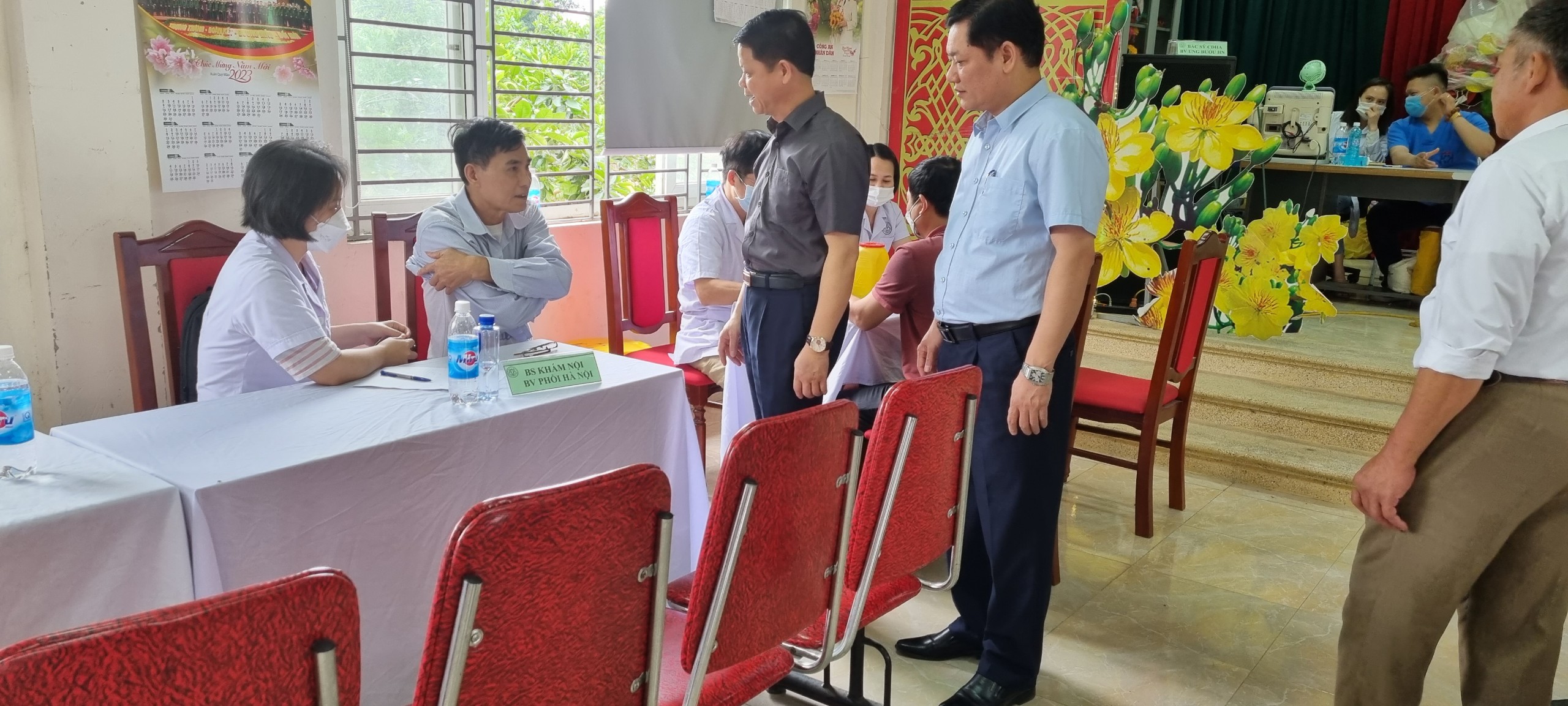 Đồng chí Lê Văn Khương, Phó Chủ tịch UBND huyện Mê Linh giám sát công tác khám sức khỏe toàn dân.