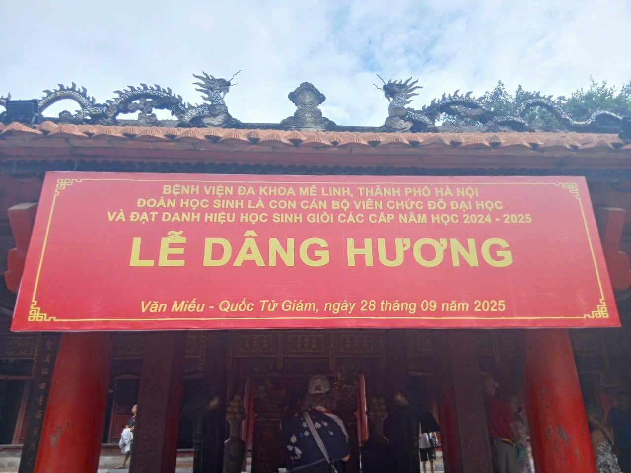 Bệnh viện Đa khoa Mê Linh tổ chức chương trình dâng hương và báo công tại Văn Miếu – Quốc Tử Giám